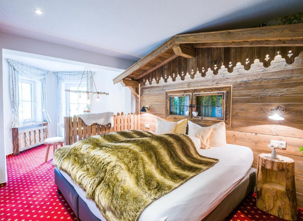 Hotel & Restaurant Gruener Baum - Die Gruene Oase Am Feldberg エクステリア 写真