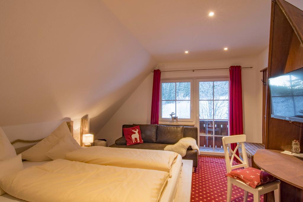 Hotel & Restaurant Gruener Baum - Die Gruene Oase Am Feldberg エクステリア 写真