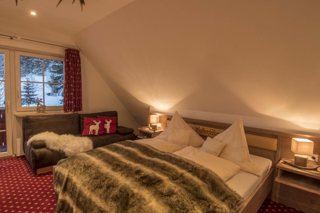 Hotel & Restaurant Gruener Baum - Die Gruene Oase Am Feldberg エクステリア 写真