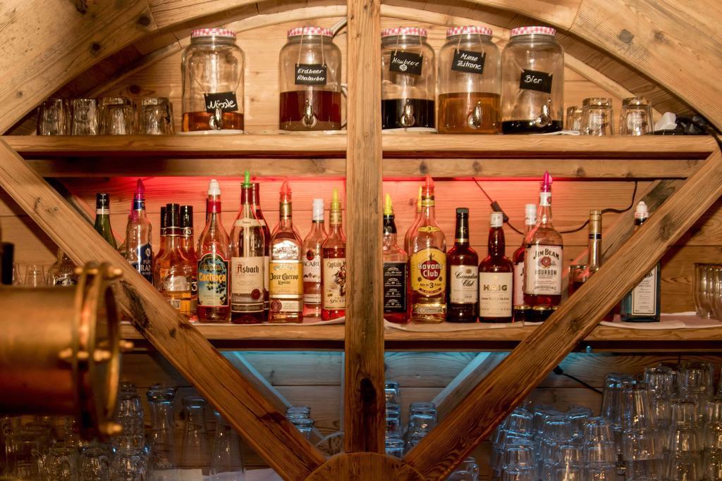 Hotel & Restaurant Gruener Baum - Die Gruene Oase Am Feldberg エクステリア 写真