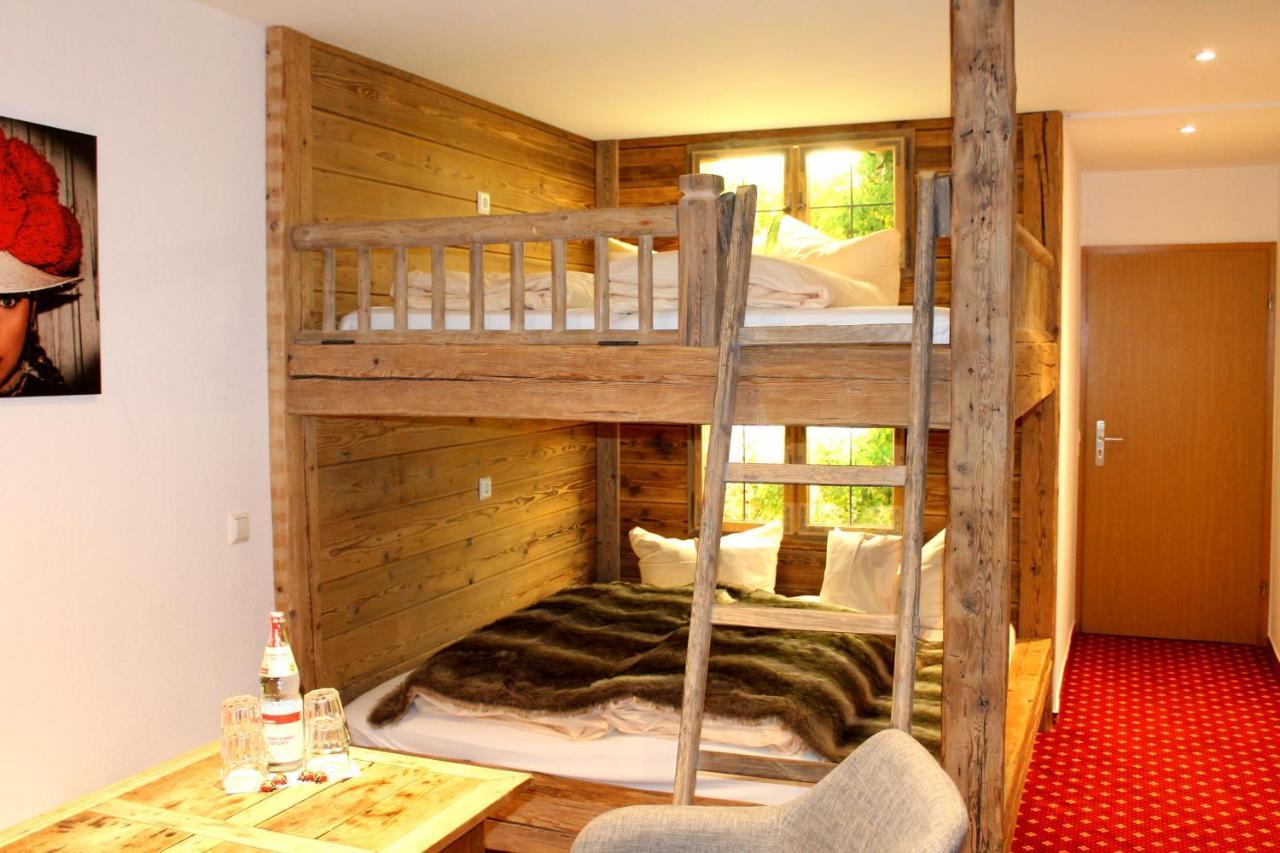 Hotel & Restaurant Gruener Baum - Die Gruene Oase Am Feldberg エクステリア 写真